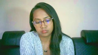 Yummy_sitraka live cam on Cam4