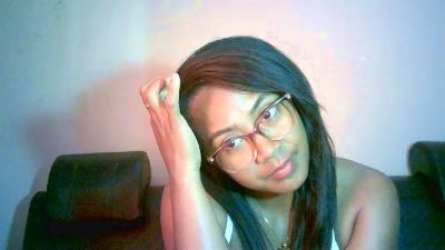 Yummy_sitraka live cam on Cam4
