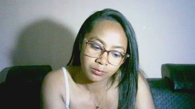 Yummy_sitraka live cam on Cam4