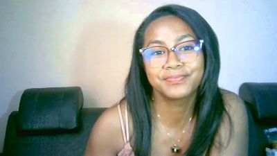 Yummy_sitraka live cam on Cam4