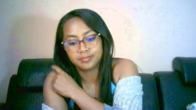 Yummy_sitraka live cam on Cam4