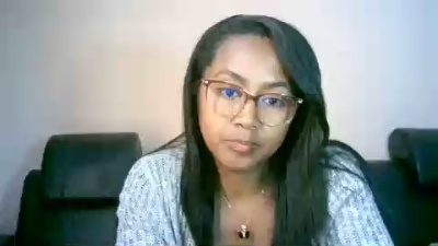 Yummy_sitraka live cam on Cam4