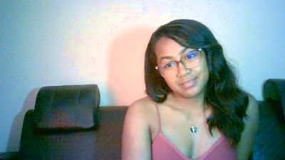 Yummy_sitraka live cam on Cam4