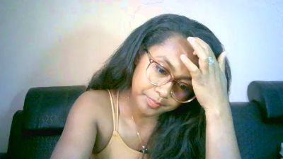 Yummy_sitraka live cam on Cam4