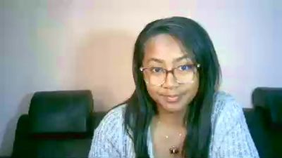Yummy_sitraka live cam on Cam4