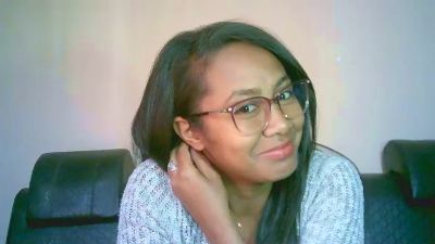 Yummy_sitraka live cam on Cam4
