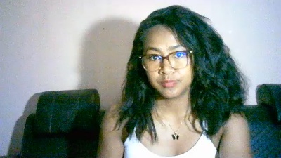 Yummy_sitraka live cam on Cam4