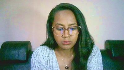 Yummy_sitraka live cam on Cam4