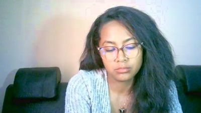 Yummy_sitraka live cam on Cam4