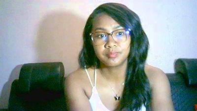 Yummy_sitraka live cam on Cam4