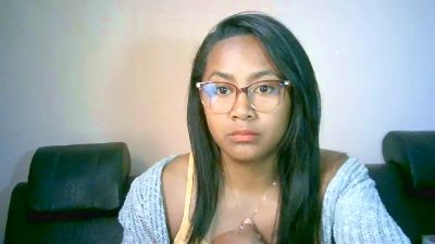 Yummy_sitraka live cam on Cam4