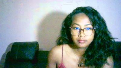 Yummy_sitraka live cam on Cam4