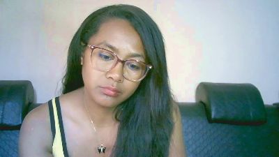 Yummy_sitraka live cam on Cam4