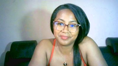 Yummy_sitraka live cam on Cam4
