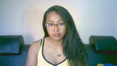 Yummy_sitraka live cam on Cam4