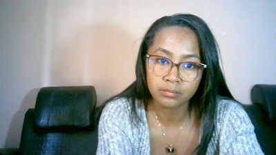 Yummy_sitraka live cam on Cam4