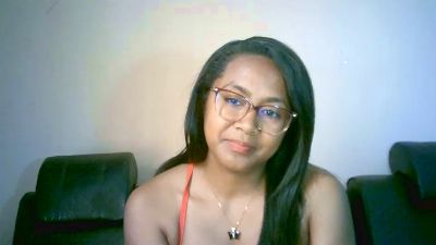 Yummy_sitraka live cam on Cam4