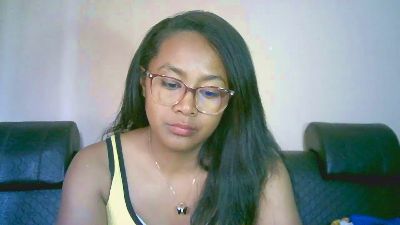 Yummy_sitraka live cam on Cam4