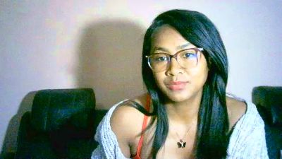 Yummy_sitraka live cam on Cam4