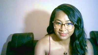 Yummy_sitraka live cam on Cam4