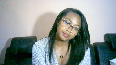 Yummy_sitraka live cam on Cam4