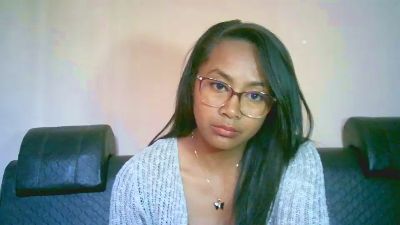 Yummy_sitraka live cam on Cam4