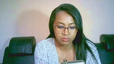 Yummy_sitraka live cam on Cam4
