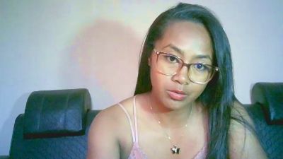 Yummy_sitraka live cam on Cam4