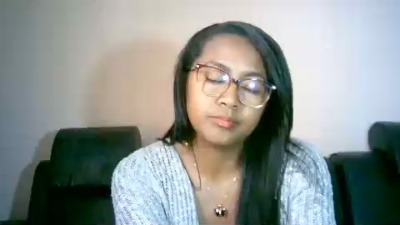 Yummy_sitraka live cam on Cam4