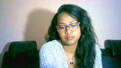 Yummy_sitraka live cam on Cam4