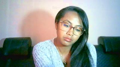 Yummy_sitraka live cam on Cam4