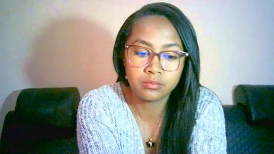 Yummy_sitraka live cam on Cam4