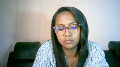 Yummy_sitraka live cam on Cam4