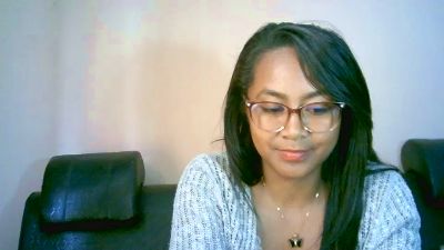 Yummy_sitraka live cam on Cam4