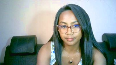 Yummy_sitraka live cam on Cam4
