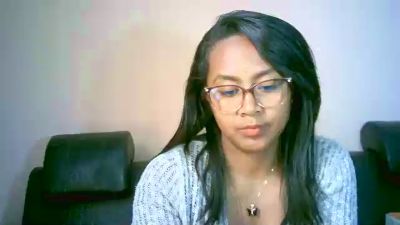 Yummy_sitraka live cam on Cam4