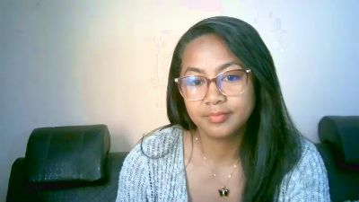 Yummy_sitraka live cam on Cam4