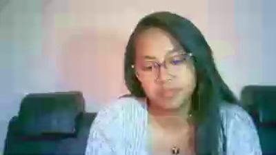 Yummy_sitraka live cam on Cam4
