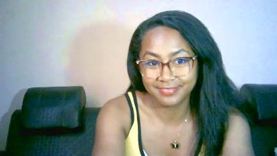 Yummy_sitraka live cam on Cam4