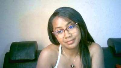 Yummy_sitraka live cam on Cam4