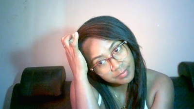 Yummy_sitraka live cam on Cam4