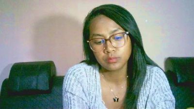 Yummy_sitraka live cam on Cam4