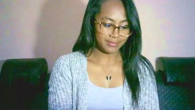Yummy_sitraka live cam on Cam4