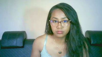 Yummy_sitraka live cam on Cam4