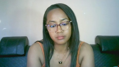 Yummy_sitraka live cam on Cam4