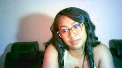 Yummy_sitraka live cam on Cam4