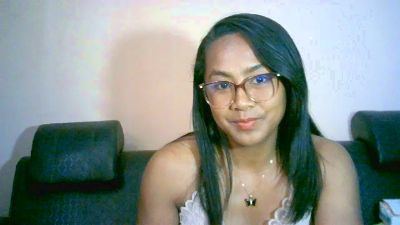 Yummy_sitraka live cam on Cam4
