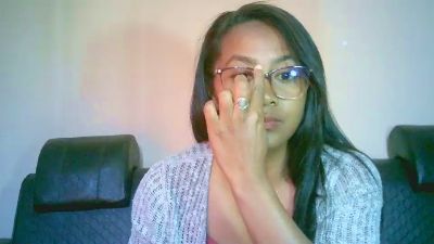 Yummy_sitraka live cam on Cam4