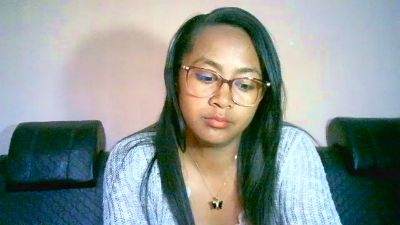 Yummy_sitraka live cam on Cam4