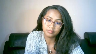 Yummy_sitraka live cam on Cam4